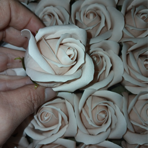 Rosas de sabão perfumadas 5*6,5cm aprox creme escuro