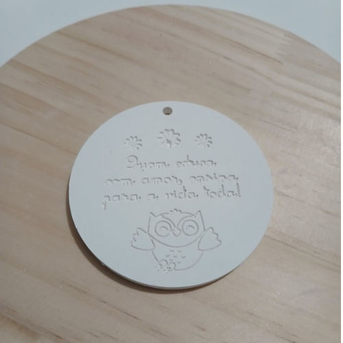 Peça em pó cerâmico com a frase "Quem educa com amor, ensina para a vida toda"