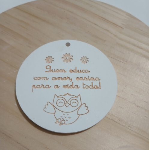 Peça em pó cerâmico com a frase "Quem educa com amor, ensina para a vida toda" dourado