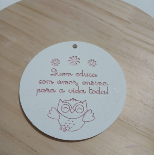 Peça em pó cerâmico com a frase "Quem educa com amor, ensina para a vida toda" rosa