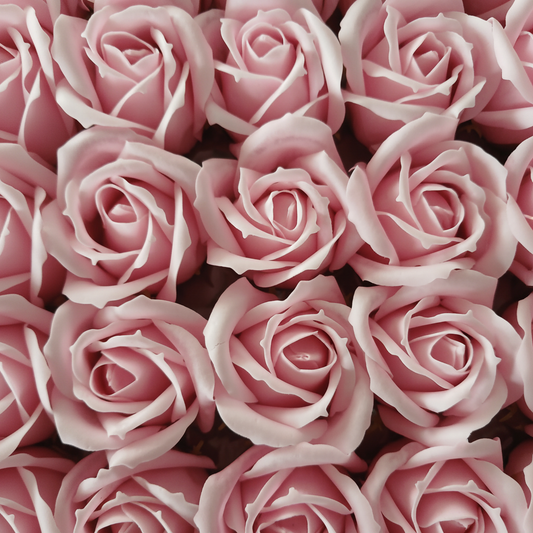 Rosas de sabão rosa em formato quadrado